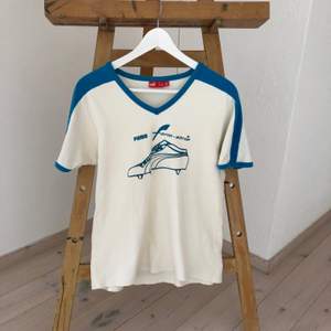 Cool vintage puma t-shirt köpt från hemsidan Bloc Vintage. Skulle säga att den är xs-m i storleken. Om man inte kan mötas upp i Gävle, tillkommer frakt!💕