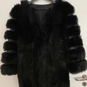Pälsjacka - Inte äkta päls, köpt för 2000kr på borninstockholm. ”Knapp” sönder men syns inte när jackan är stängd, jättefin passform. 😊