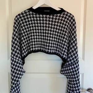 Croppad tröja  - Hundtandsmönstrad croppad tröja, köpt på prettylittlething. Använd 1 gång. Storlek S, säljer för 120kr💞
