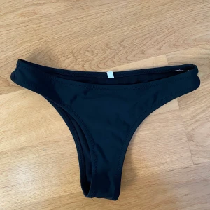 Bikini - Svart bikini underdel från Zaful. Storlek XS. Aldrig använda, säljer föratt dom är lite för små för mig. Säljer för 50kr. Frakt tillkommer 