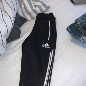 Adidas byxor  - För små adidas byxor, andvända ett par gånger. 