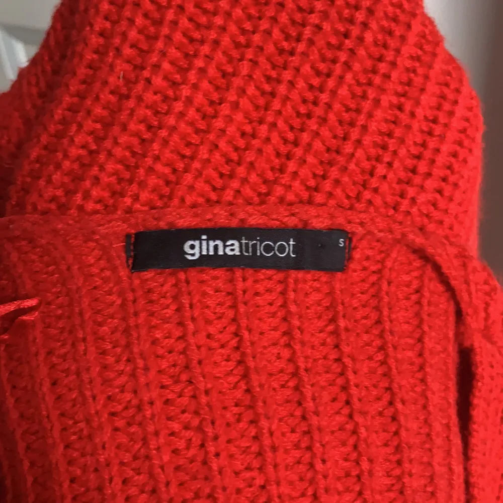 Säljer denna fina stickade tröja från Gina Tricot som inte kommer till användning längre tyvärr. Den är i normalt skick skulle jag säga, pyyyyttelite nopprig men det är inget som syns om man inte kollar mycket nära. 🥰🥰 Möts upp inom gbg annars står köparen för frakten💕. Stickat.