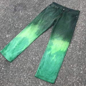 Oscar jacobsson - Oscar jacobsson Fade-blekta/färgade jeans gjorda av mig. Skulle säga de sitter som en 32-34W och 32L 🐸