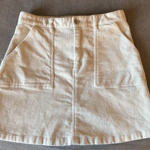 Manchester kjol - Beige manchester kjol från Monki🤍nypris ca 200kr, säljer för att den är för kort för mig som är 169cm lång. Frakt 30kr, 