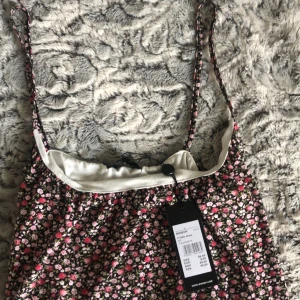 Linné bik bok - Säljer detta linne i storlek L pga för stort för mig!! Annars är det fint, aldrig använt och prislappen är kvar✨ frakt - 50kr