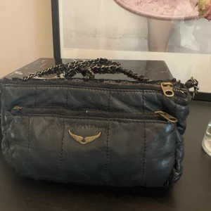 Zadig Voltaire väska  - Kollar intresse för denna snygga, svart Zadig Voltaire väska med guld detaljer. Köpt för flera år sedan men nästan aldrig kommit till användning. I mycket bra skick. Köparen står för frakt 📦 