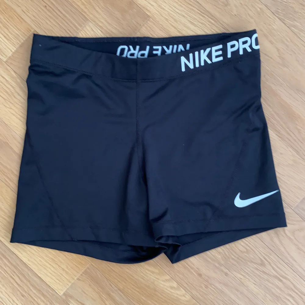 Nike shorts är lite kortare i benen. Köparen står för frakten👍buda gärna 💕. Övrigt.
