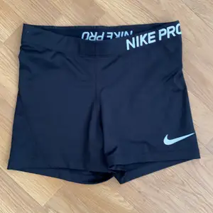 Nike shorts är lite kortare i benen. Köparen står för frakten👍buda gärna 💕