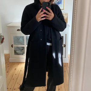 Kappa - Säljer min fina fina kappa från Noisy may som jag köpte i vintras för 1000kr och knappt har använt då jag tycker jag köpt en för liten storlek🥺så perfekt kappa för höst och vinter med perfekt längd och passar till allt, har knappar samt band i midjan