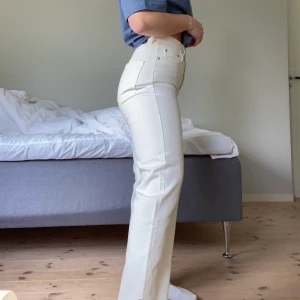 Rowe Jeans - Populära beiga jeans från weekday i modellen Rowe straight jeans! Prislappen sitter kvar, säljer pga fel storlek💕