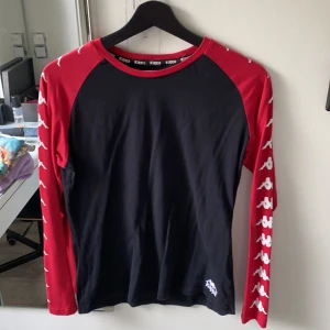 Kappa tröja storlek large  - Kappa tröja storlek large. Röda armar med kappa tecken. 