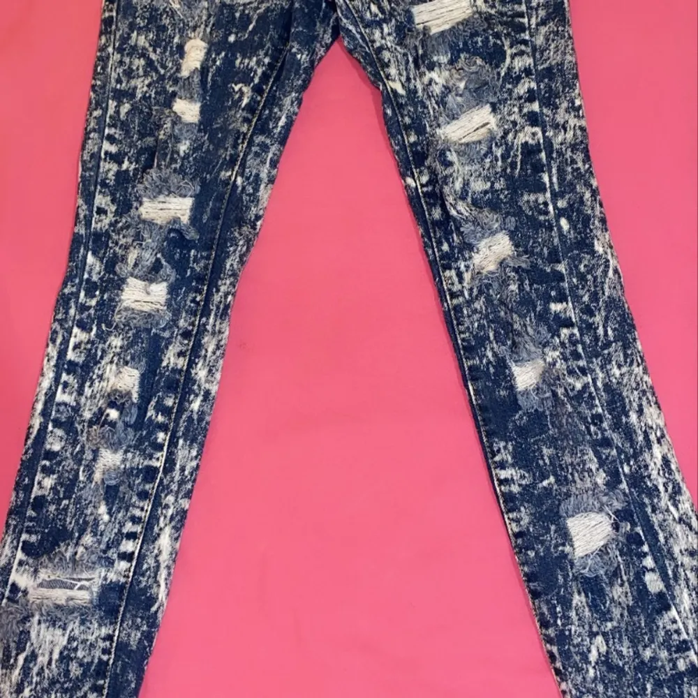 Bleach  High waisted jeans   Size : 3   Fit just right, they are extremely stretchy  Material: 100% polyester. Jeans & Byxor.