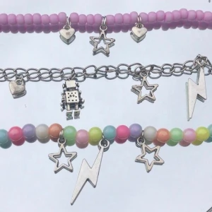 Halsband och armband - Jättefina Halsband och armband! Det finns alla möjliga berlocker och pärlor:) priset beror på hur många berlocker du har på! Design kan man välja helt själv. Frakten är runt 20 kr