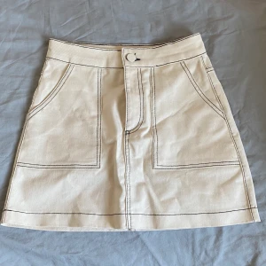 Kjol från Zara i strl. XS  - En ursnygg kjol som tyvärr aldrig blivit använd då den inte passade mig! Den är i strl. xs ❤️ frakt tillkommer, kan bli billigare än det jag skrivit in då jag ej vägt den och skrev därför in lite högre än vad jag tror!