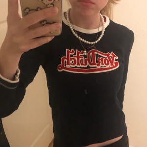 Von dutch tröja - As snygg von dutch tröja, egentligen storlek 128 typ!! Använder aldrig så bättre att sälja! Buda i kommentarerna!! Högsta bud 400 avslutar budgivningen onsdaf kväll kl 10!