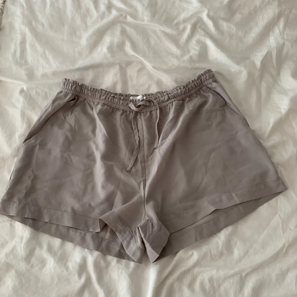 Gråa shorts med lite stretch💓 OBS!! ingen frakt ingår💓. Shorts.