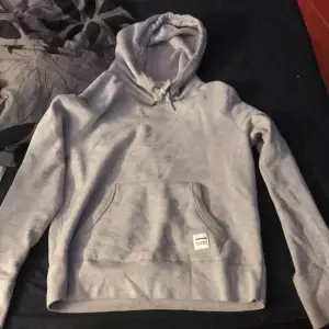 En grå skön hoodie från Converse
