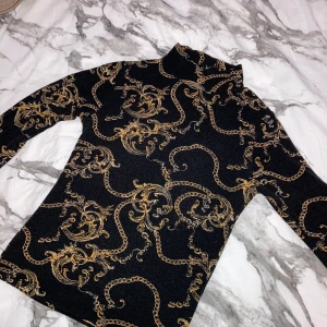 Tröja  - Tröja med krage från Gina Tricot i XS men funkar som S, stretchig material 