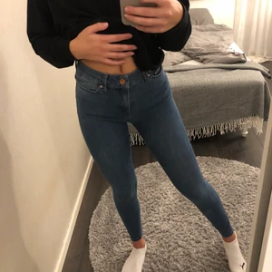 Jeans från Bik Bok - Säljer dessa jeans från Bik Bok nu då dem aldrig kommer till användning, tråkigt för jag tycker dem är super fina men hoppas att någon annan kan få användning för dem☺️