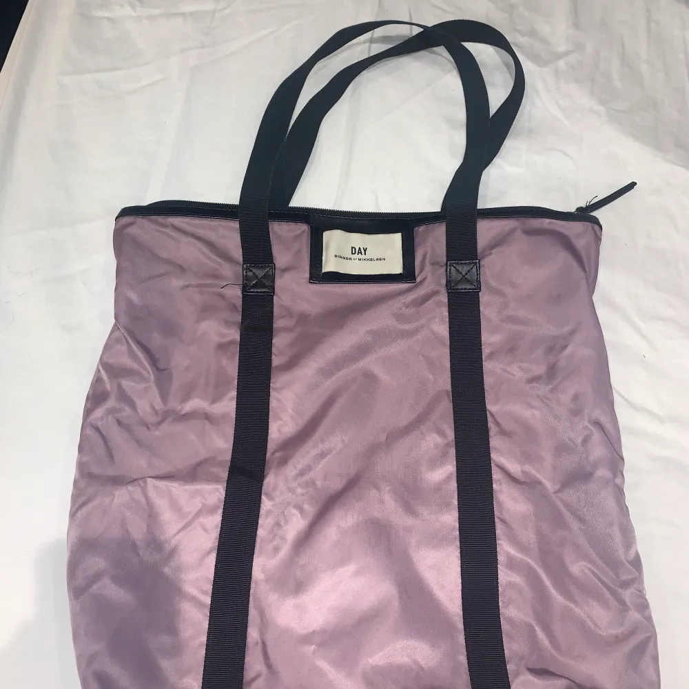 Ljuslila malen Birger väska köpt för ca 300 använd väldigt få gånger, är i bra skick(småfack finns inne i väskan). Asusteet.