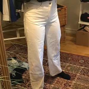 Vita Weekday jeans  - Skitsnygga vita Rail jeans från weekday. Väldigt väl använda och som ni ser på sista bilden är dom smutsiga på några ställen. Detta kanske går bort om man verkligen försöker få bort de, annars funkar de att ha dom ändå!😊 frakt tillkommer! 