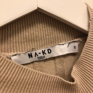 RIBBAD TRÖJA - beige ribbad tröja med polokrage, superbekväm men kommer inte till användning, endast använd en gång ☝🏻 