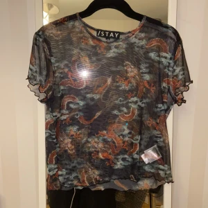 Mesh topp - En mönstrad mesh topp från carlings. Aldrig använd endast testad. Frakt ingår i priset