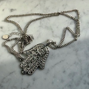Halsband - Fint halsband i silver med fatimas hand. Kan mötas upp i stockholm eller frakta. Obs: köparen står för frakten och ansvarar inte för postens slarv