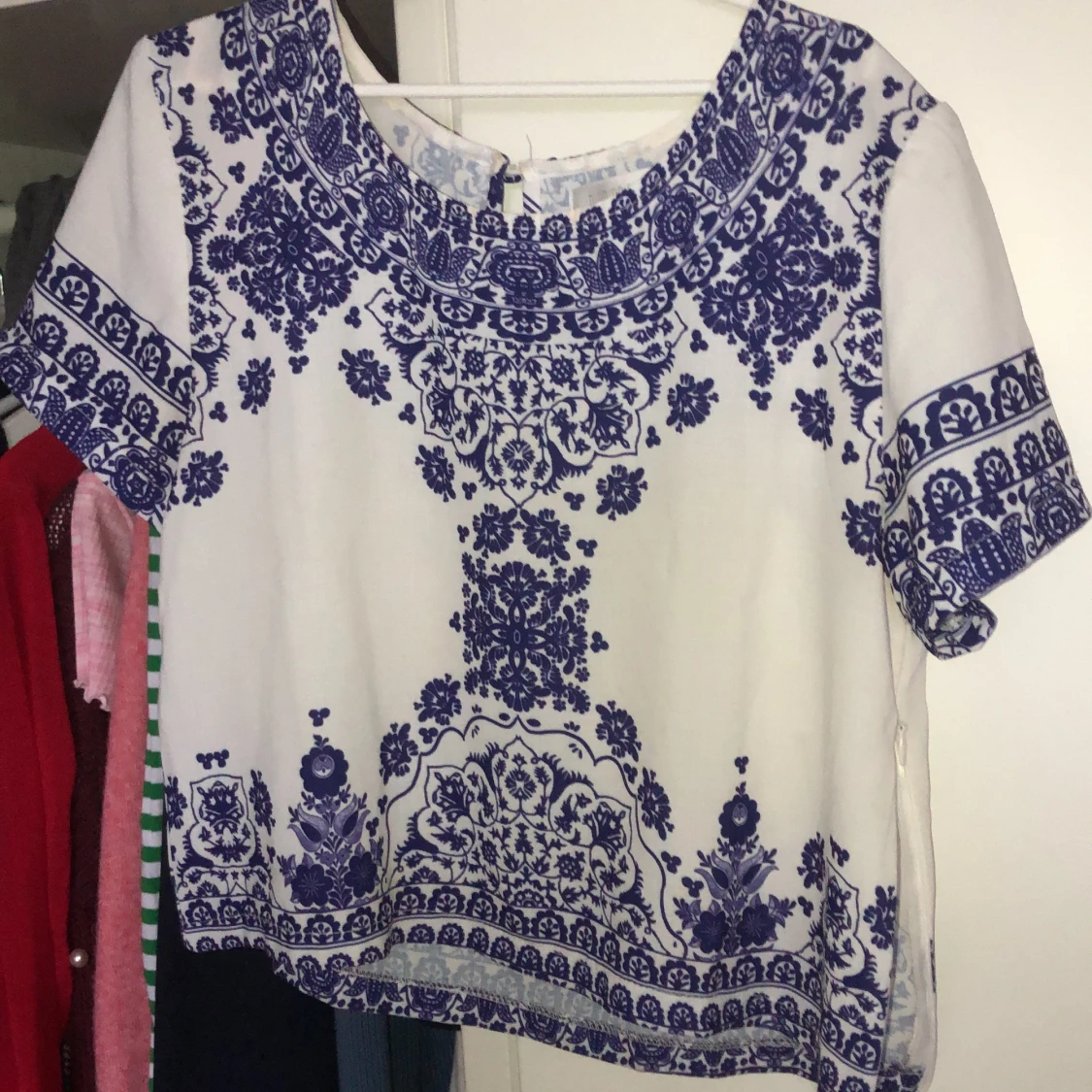 Vit blus med blå detaljer - 43