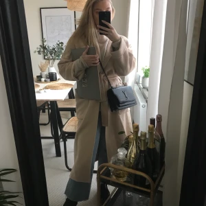 Zara kappa - Finaste kappan från zara inhandlad förra hösten! Kappan är i beiget o i strl S! Medföljer bälte då ena tråden den ska hänga i har gått av.