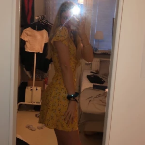 blommig klänning - Superfin gul klänning från H&M! använd två gånger. Går omlott på framsidan (se andra bilden), säljes då den är en aning kort på mig tyvärr. 50kr + frakt!!!