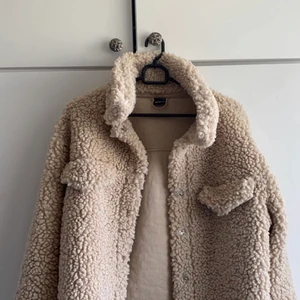 Teddyjacka - Säljer den här snygga teddyjackan som är supersnygg nu till vintern, superbra skick!!
