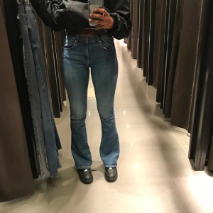 Jeans - Säljer dessa skit snygga bootcut jeans från bikbok då dem är lite små för mig. Knappt använda, frakt betalas av köparen. Är ca 173 cm 😊