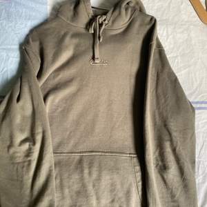 Caliroots hoodie, använd 10< gånger men bra skick, nypris 550kr, säljer för 250, Size L