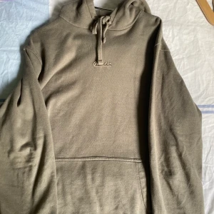 Caliroots hoodie - Caliroots hoodie, använd 10< gånger men bra skick, nypris 550kr, säljer för 250, Size L