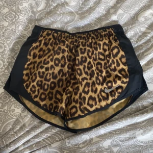 Nike - Träningshorts sälj pågrund av att dom inte kommer till använding, har klippt av shortsen inuti för dom va jätte tajta och satt som en blöja