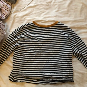 Långärmad tröja - En randig långärmad tröja med gulkant i halsen