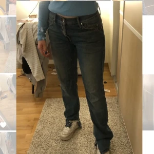 Tiger of sweden lågmidjade jeans - Tiger of sweden jeans. säljer pga de är för små för mig, passar någon med W.27-29 beroende önskad passform, egenklippt slits, passar alla från 165-175. Spruckna mellan låren men det är igensatt. annars helt felfria