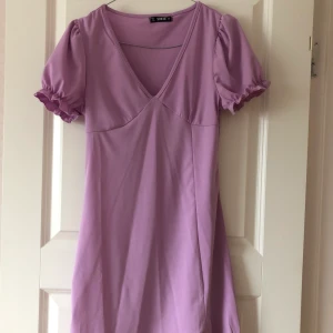 Ljuslila klänning - Använd 1 gång. Passar S/M