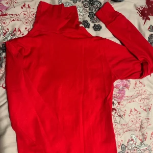 Röd polotröja - Sitter precis som man vill och perfekt längd i magen! Skitsnyggt nu till vintern 