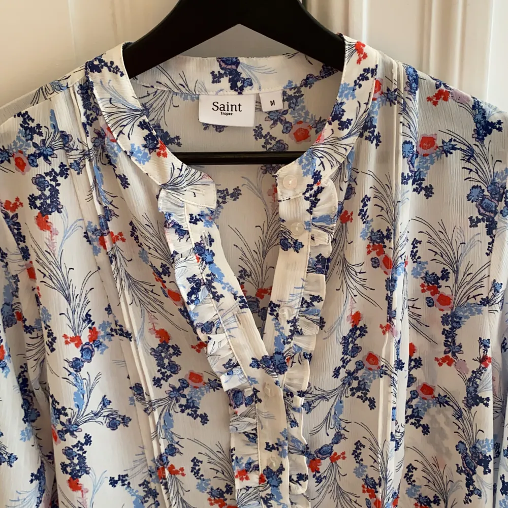 En fin blommig blus från märket Saint Tropez. Väldigt bra skick. Strl M. . Puserot.