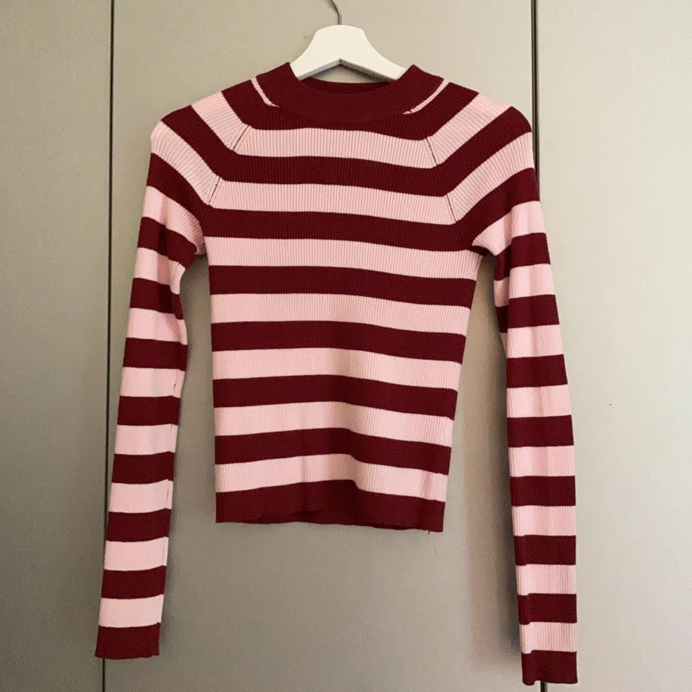 Ros och röd randig tröja från bikbok. Passar perfekt nu till höstens kyla! Använd en gång🌸. Tröjor & Koftor.