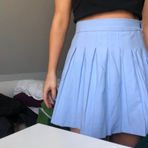Tenniskjol  - Super gullig tenniskjol i en baby blue nyans. Kjolen är köpt från Bershka och använd en gång, i princip ny alltså