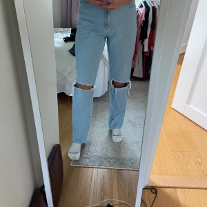 Jeans från NA-KD - Säljer dessa jeans från NA-KD i storlek 40.  Jag är 173cm lång☺️ Inte mycket använda så fint skick!                                           ! Budet ligger nu på 200kr☺️