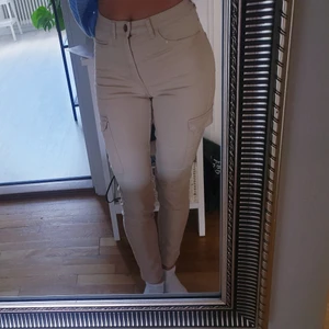 Snygga cargobyxor! - Säljes pga garderobsränsning. Knappt använda då dom blivit bortglömda. Tight i modellen, hög midja. Fin beige färg 🌻