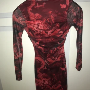 Tajt mesh klänning från pretty little thing - Tajt mesh klänning i st 36 från plt, endas använd 1 gång på en avslutning och nu ligger den och väntar på sin nya ägare. 