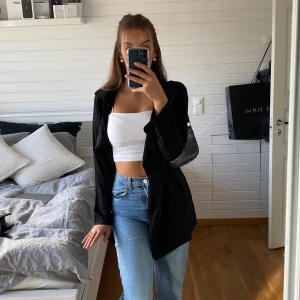 Bikbok - Kårt kappa från bikbok! Bra skick, har ingen användning för den så då kan jag lika gärna sälja den! Köpt för 500, Frakt ingår inte ❤️