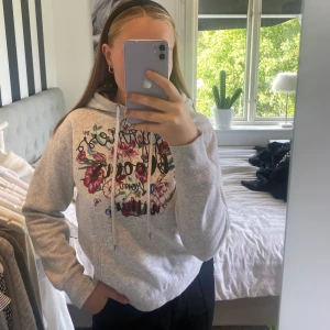 Hoodie - Ljusgrå Hoodie med mönster på framsidan. Jättefin och skön men kommer inte till användning längre. Köparen står för frakt 😋✨