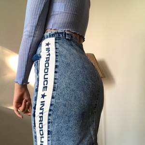 vintage jeans kjol som sitter som en smäck! Cool detalj på sidan. Hojta till för fler bilder!