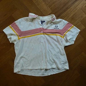 cropped polo från sergio tacchini x UB - jättefin crop top/polo köpt på UB! Aldrig använd då den inte riktigt är min stil och är därför i perfa skick. +20 vid frakt ❤️